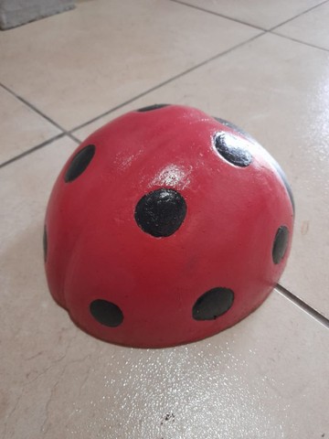 Joaninha em cimento para decoração 