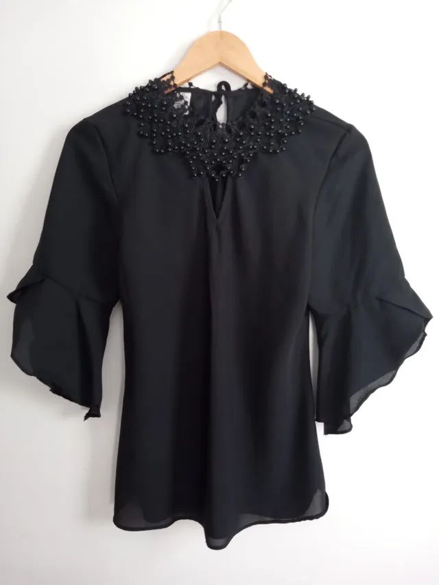 Blusa Preta com aplicações na gola, tamanho M (NOVA)