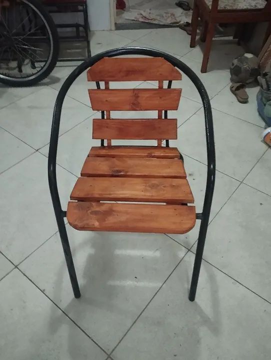 Cadeira de ferro com madeira