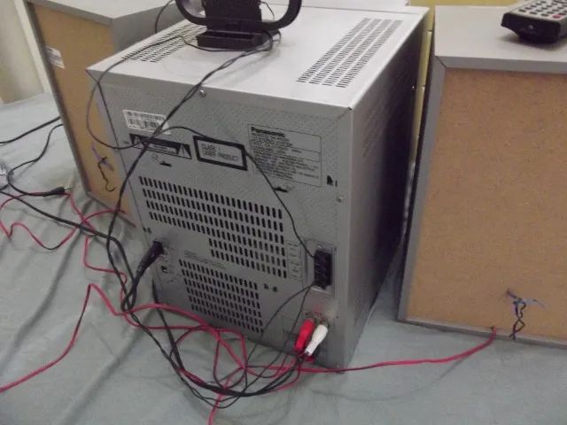 Som Panasonic 160 watts RMS com 2 cxs e ctrl remoto - não funciona o CD - Foto 2