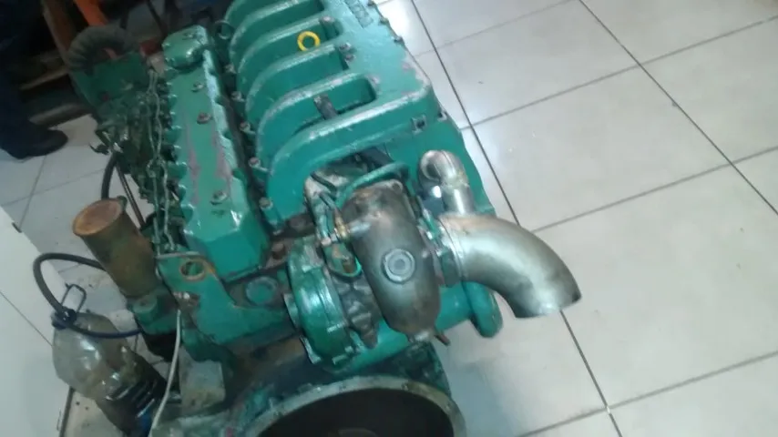 MOTOR VOLVO AQAD40 175 HP 300 horas após retífica Reversor zf220A 2,5/1