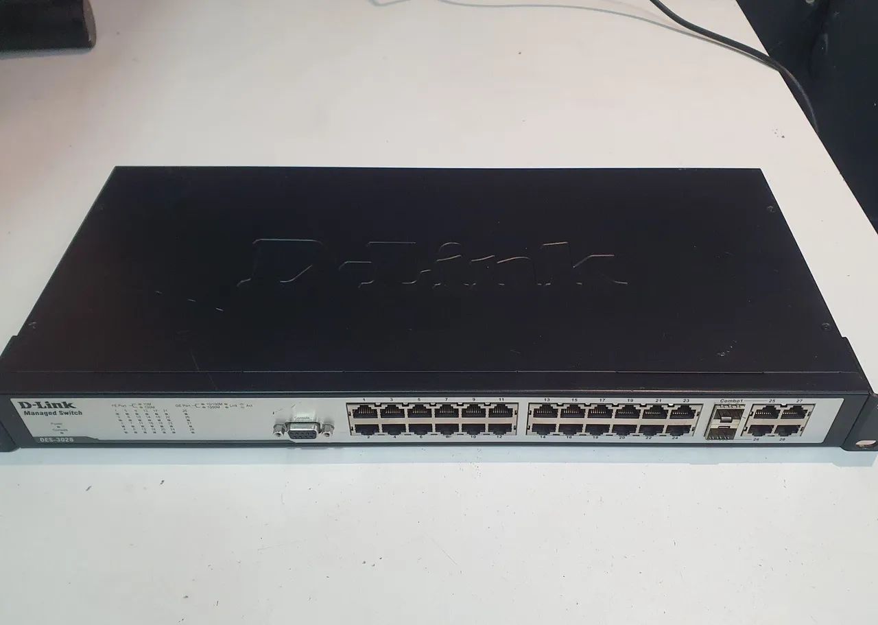 Switch D-link, 28 portas, 4 portas gigabite.