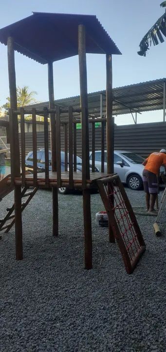 Playground de madeira com balanço e escorregador - Foto 5