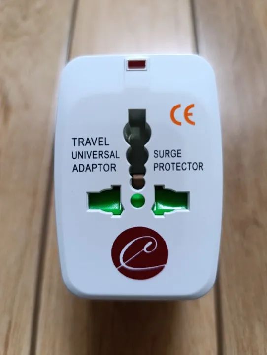 Adaptador universal branco. Modelo Tomada de 3 pinos.