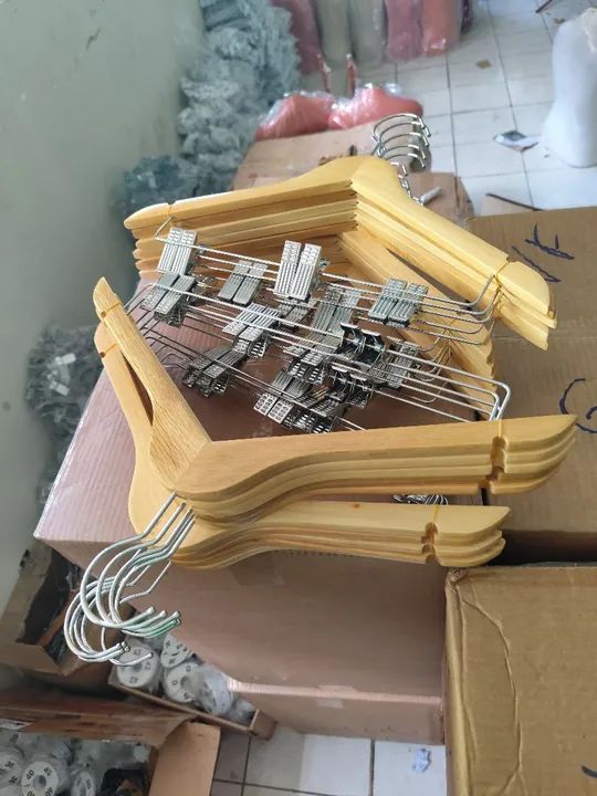Cabides de madeira para loja 10 reais a unidade 