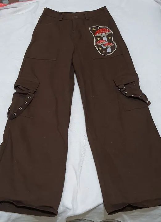 Calça fairycore  estilo cargo com bordado de cogumelo
