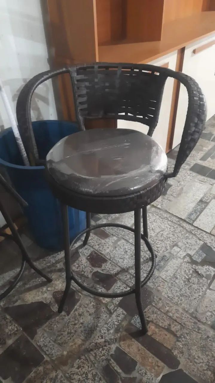 Banqueta com encosto e assento estofado najá 