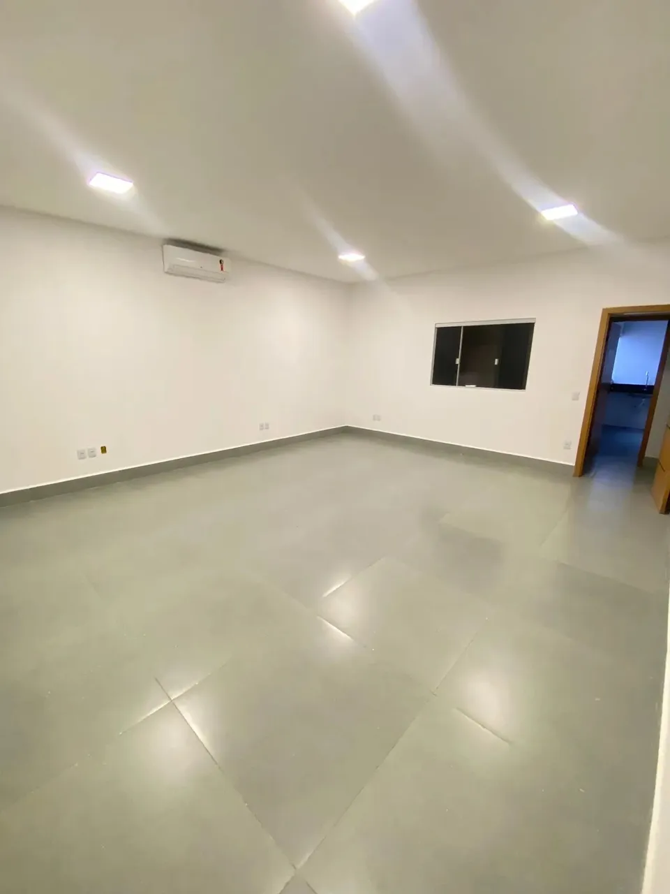 Sala comercial de 32m² para aluguel na Av. José Carneiro Senador Canedo