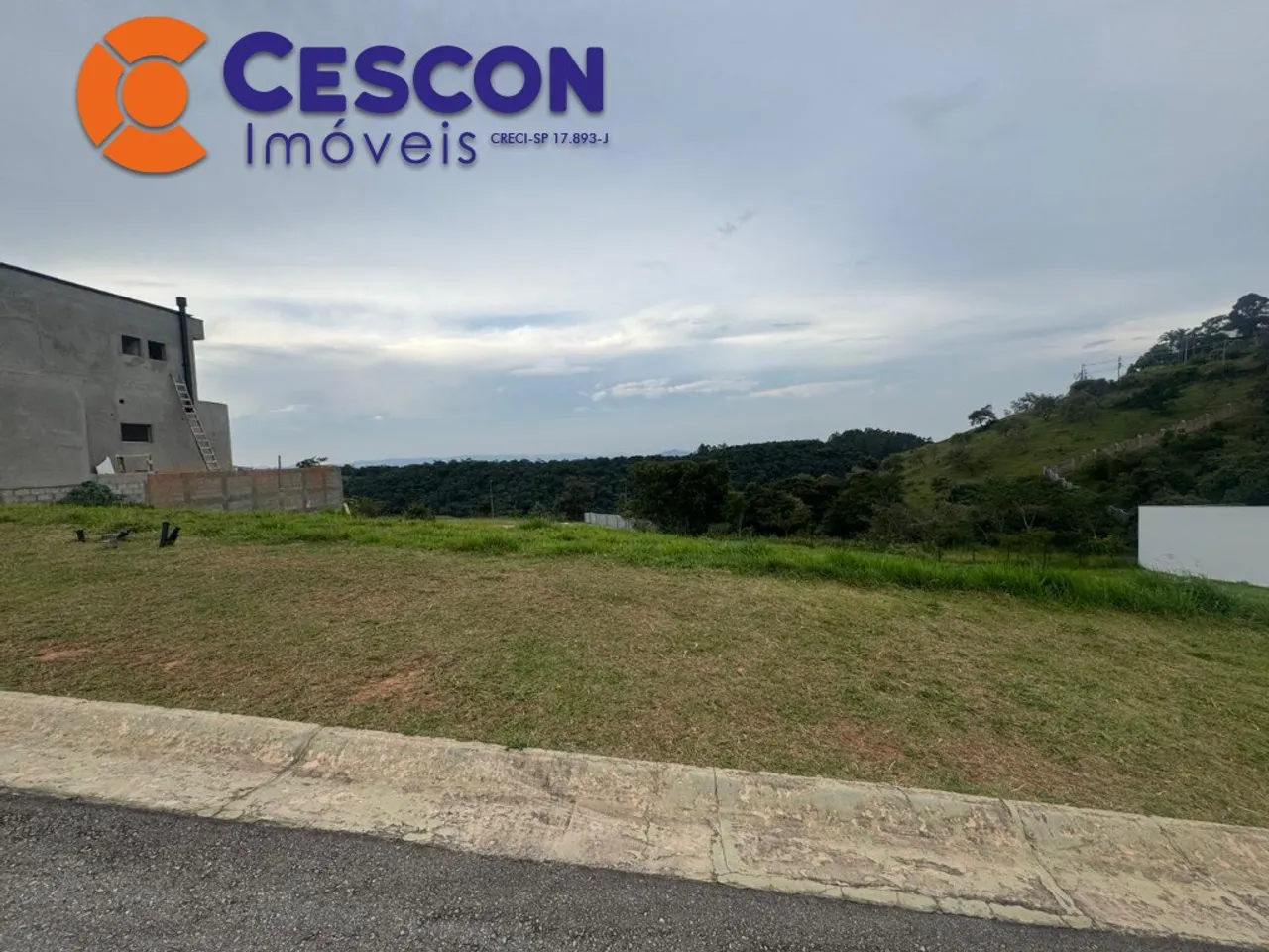 Terreno em Condomínio de Luxo na Aldeia da Serra, Santana de Parnaíba-SP - 490m² de Pura E