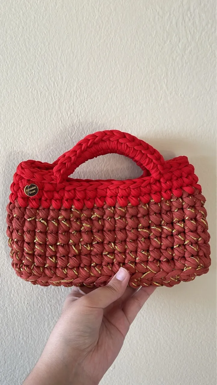 Bolsa de Mão bicolor com Detalhe Dourado em crochê 