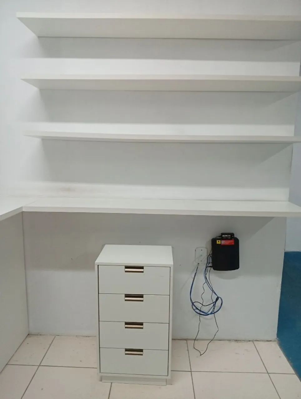 Balcão recepção, com gaveteiro e pratileiras - Foto 4