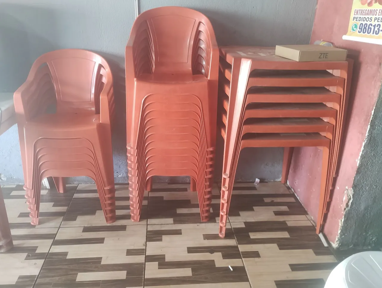 Conjunto de Cadeiras Plásticas Laranja