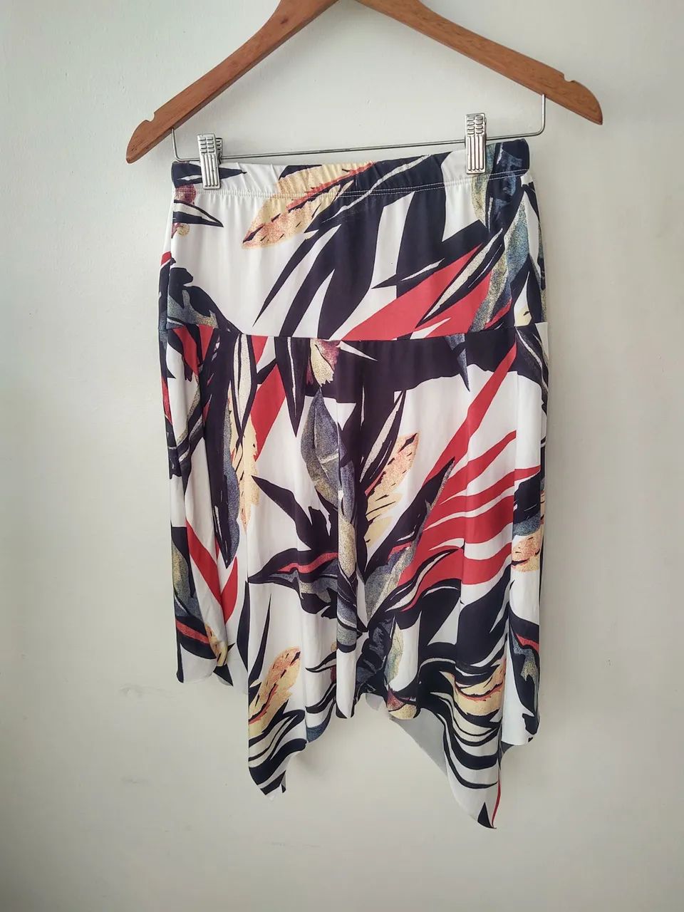 Saia estampada com design assimétrico