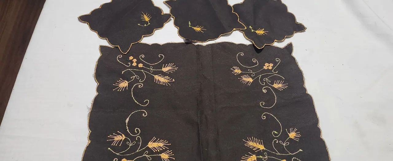 Conjunto toalhinha bordada e porta copos bordados a mão  - Foto 3