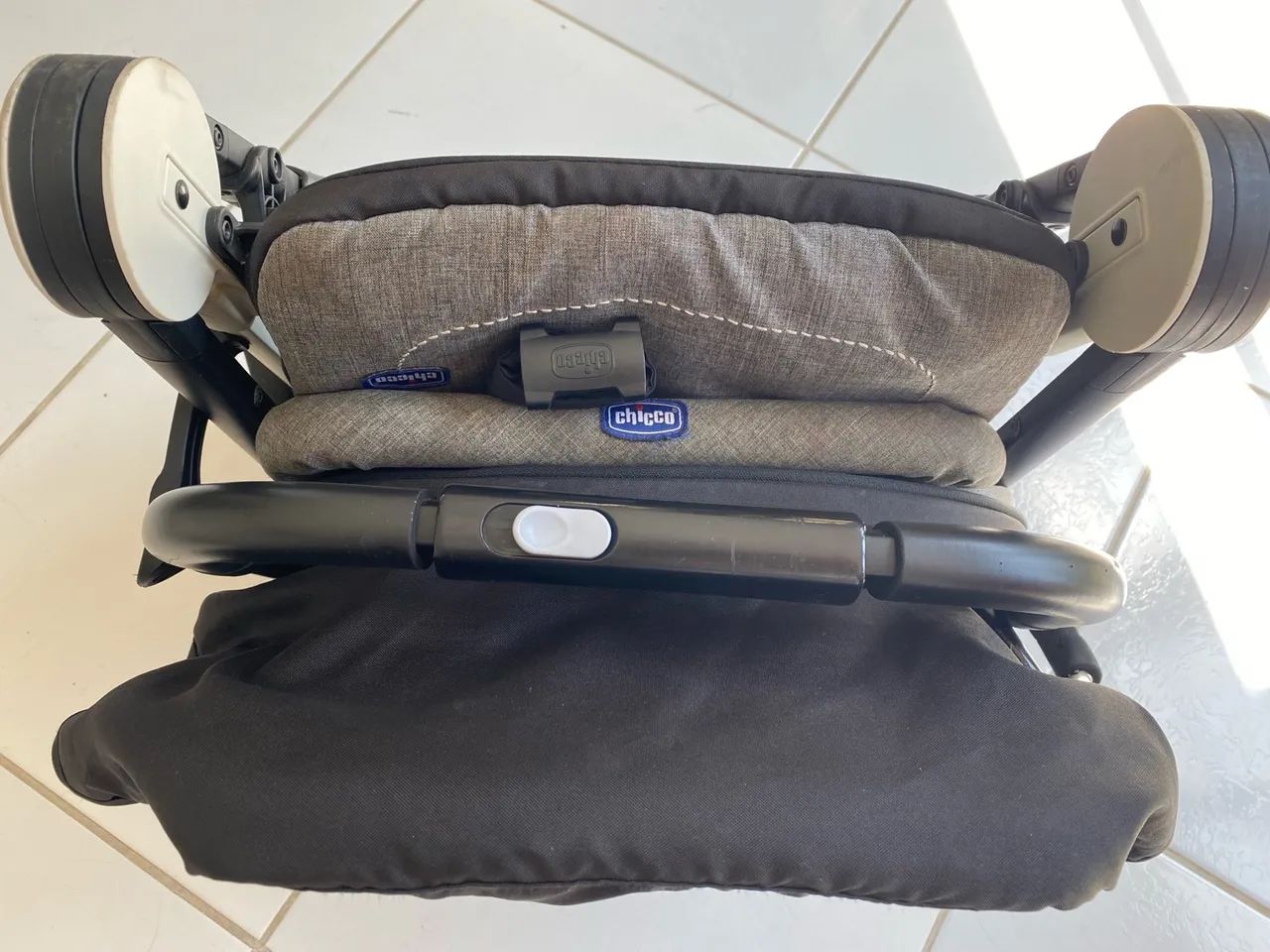 Carrinho de Bebê Dobrável e Leve (Chicco Miinimo2 Black Night)  - Foto 6