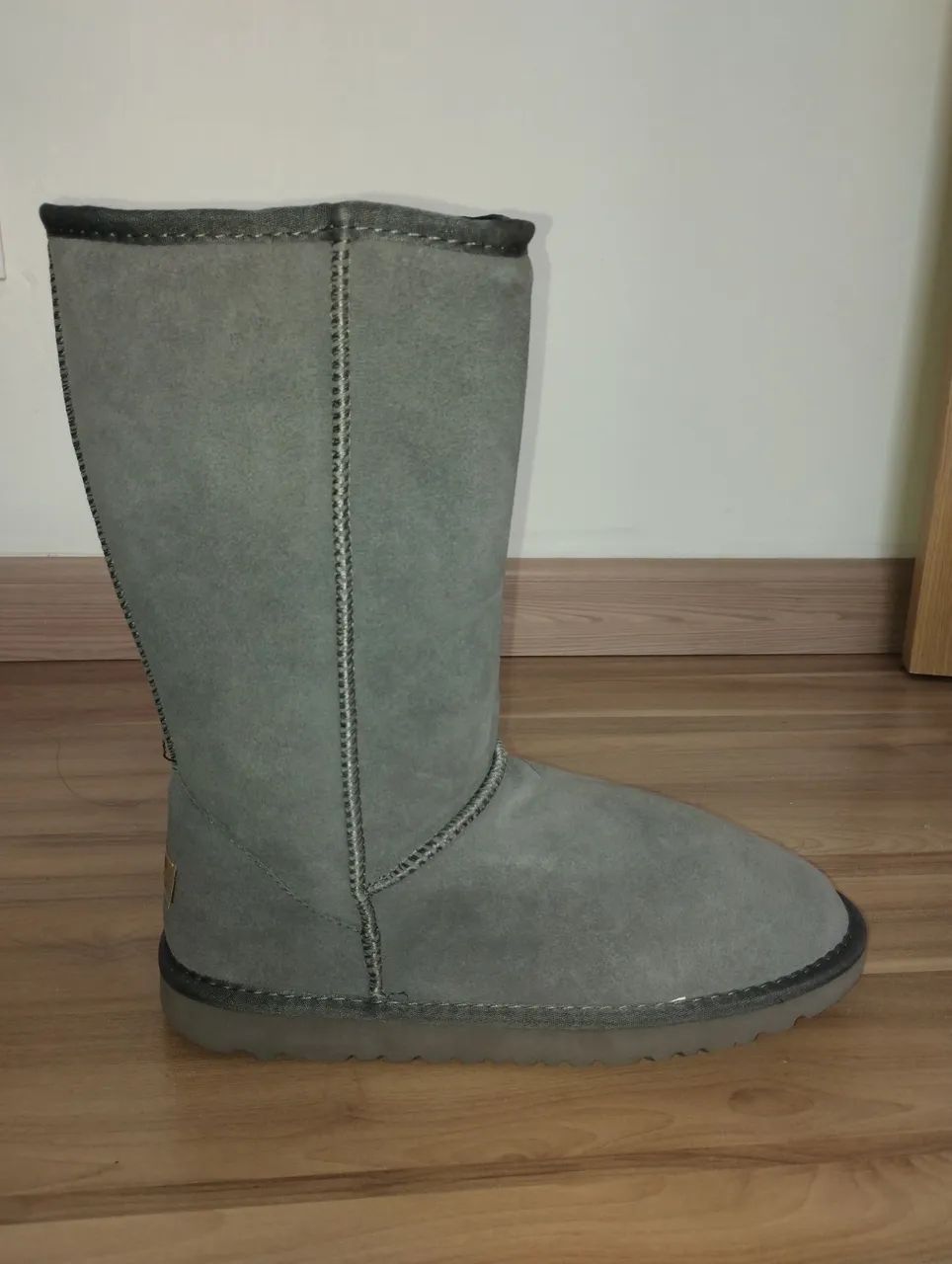 Bota feminina cinza forrada com pelo