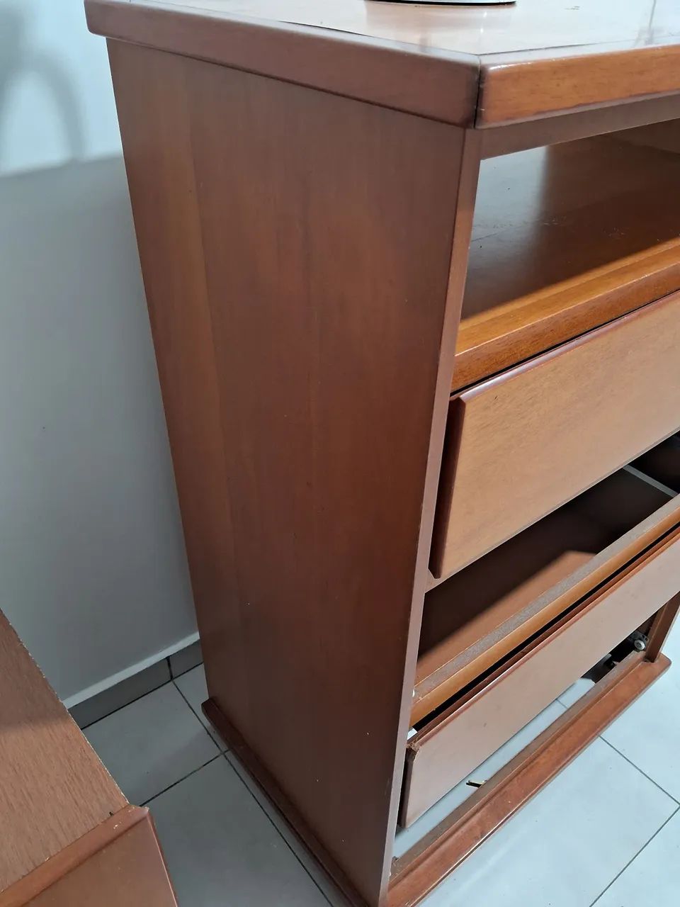 Cômoda de madeira com 4 gavetas - Foto 2