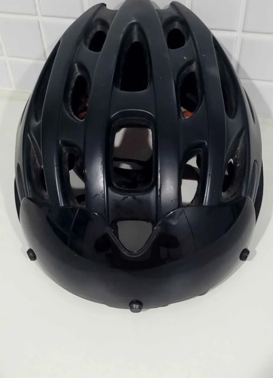 Capacete de Ciclismo Preto com Viseira