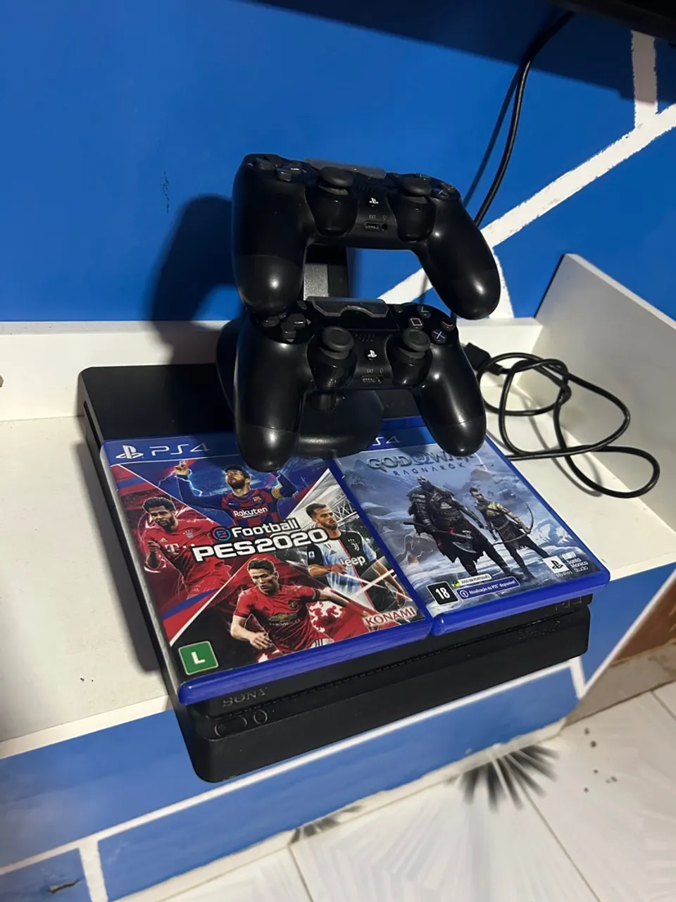 Playstation 4 com jogos e 2 controles