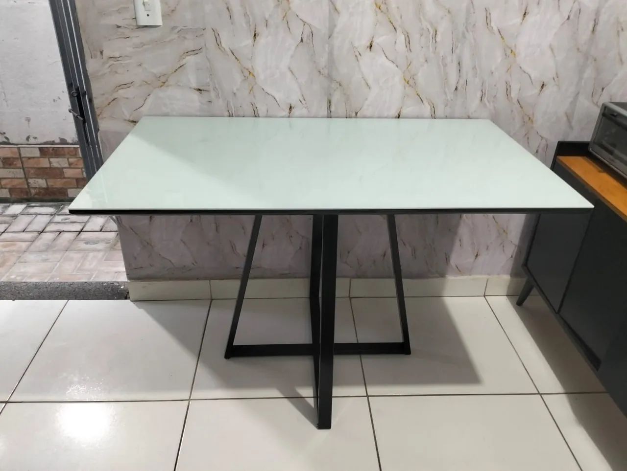 Mesa de jantar branca com base preta