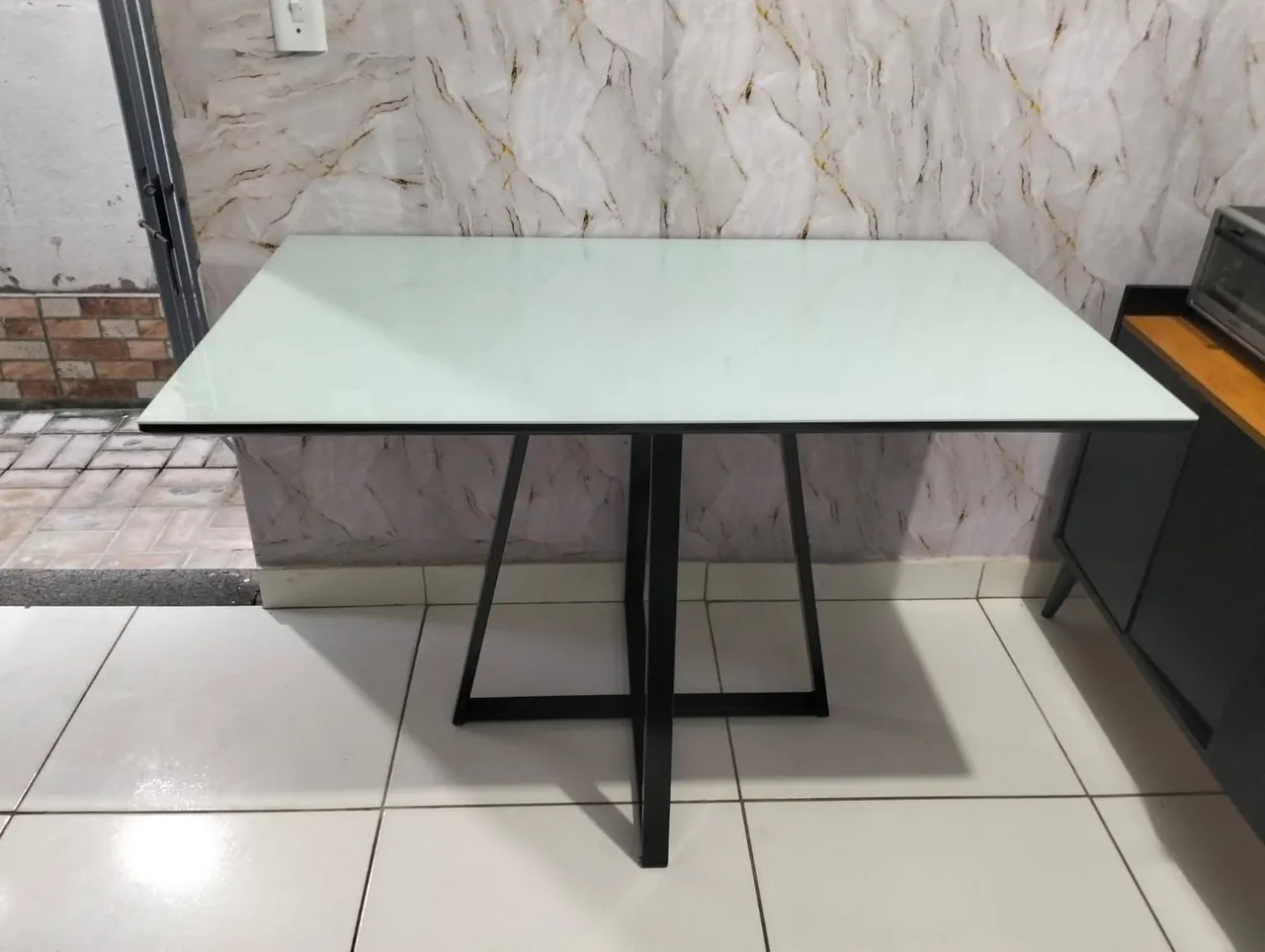 Mesa de jantar branca com base preta