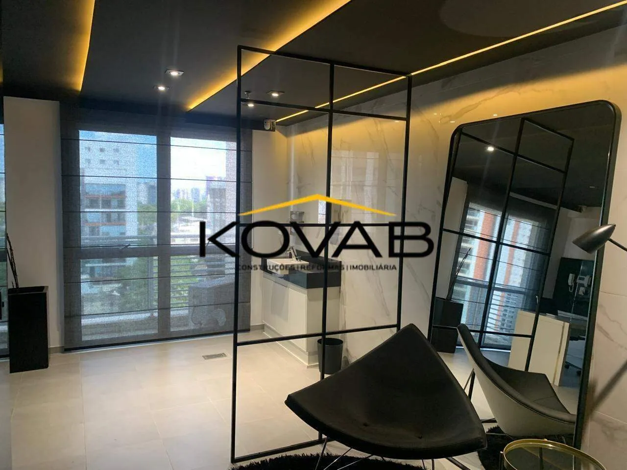 Sala Comercial Mobiliada em Pinheiros  50m² | Varanda | 1 Vaga | Próximo ao Metrô Clínicas