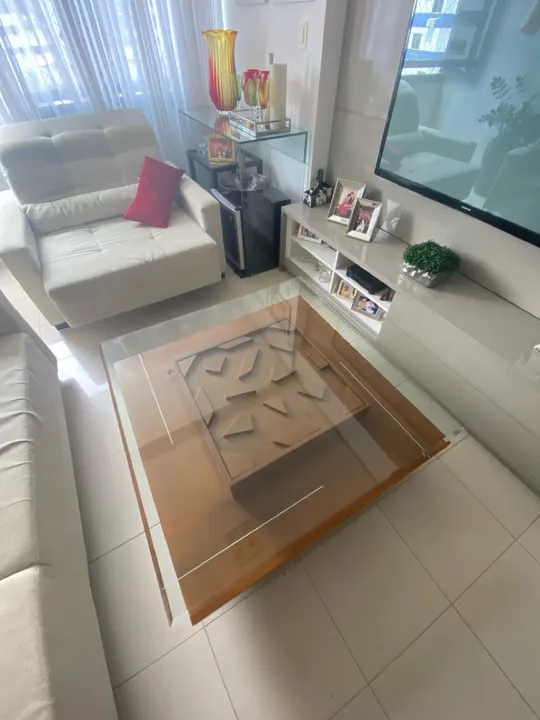 Mesa de centro em vidro com design moderno