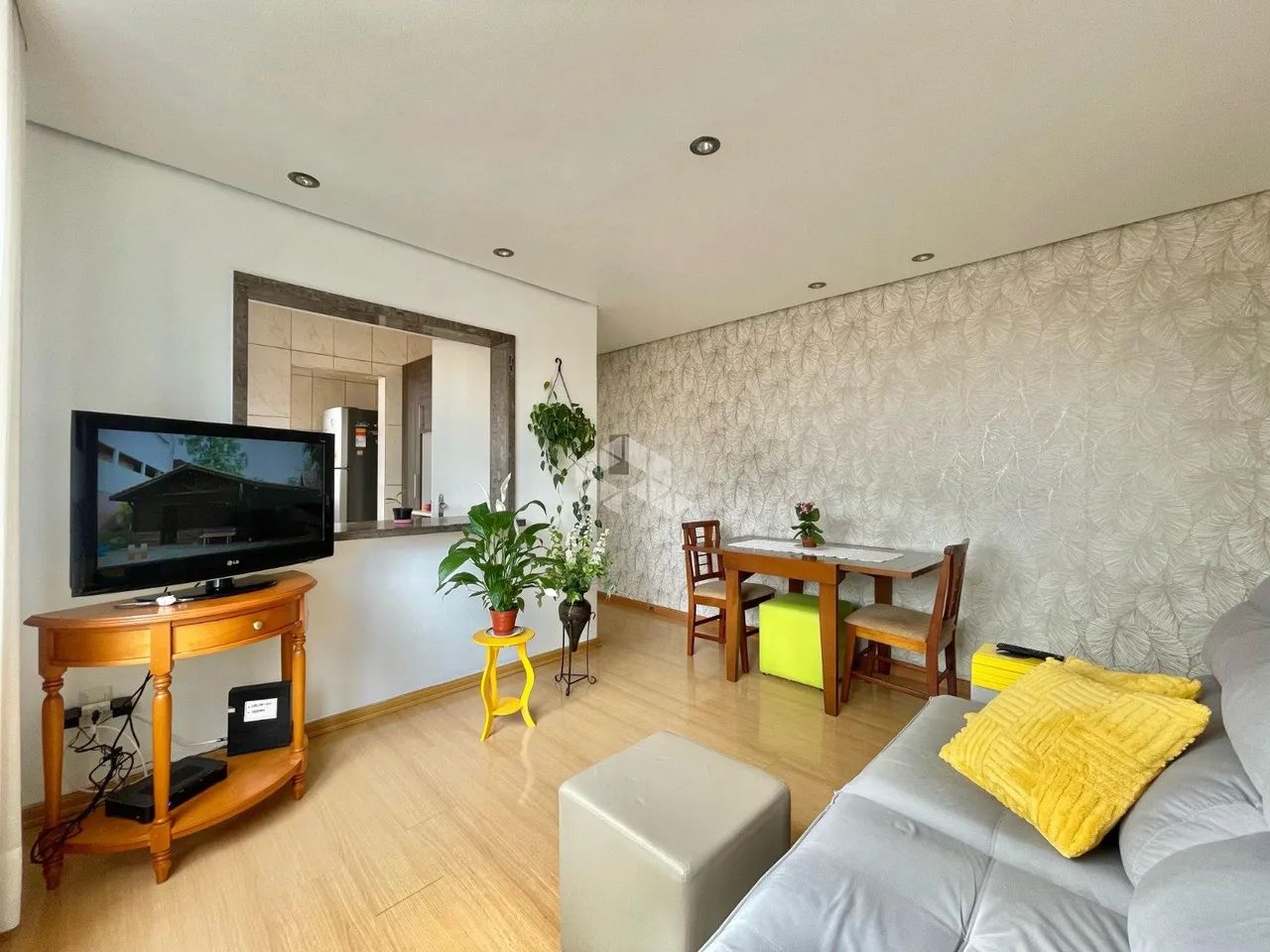Apartamento de 2 dormitórios com elevador e garagem no Menino Deus próximo do Shopping Pra