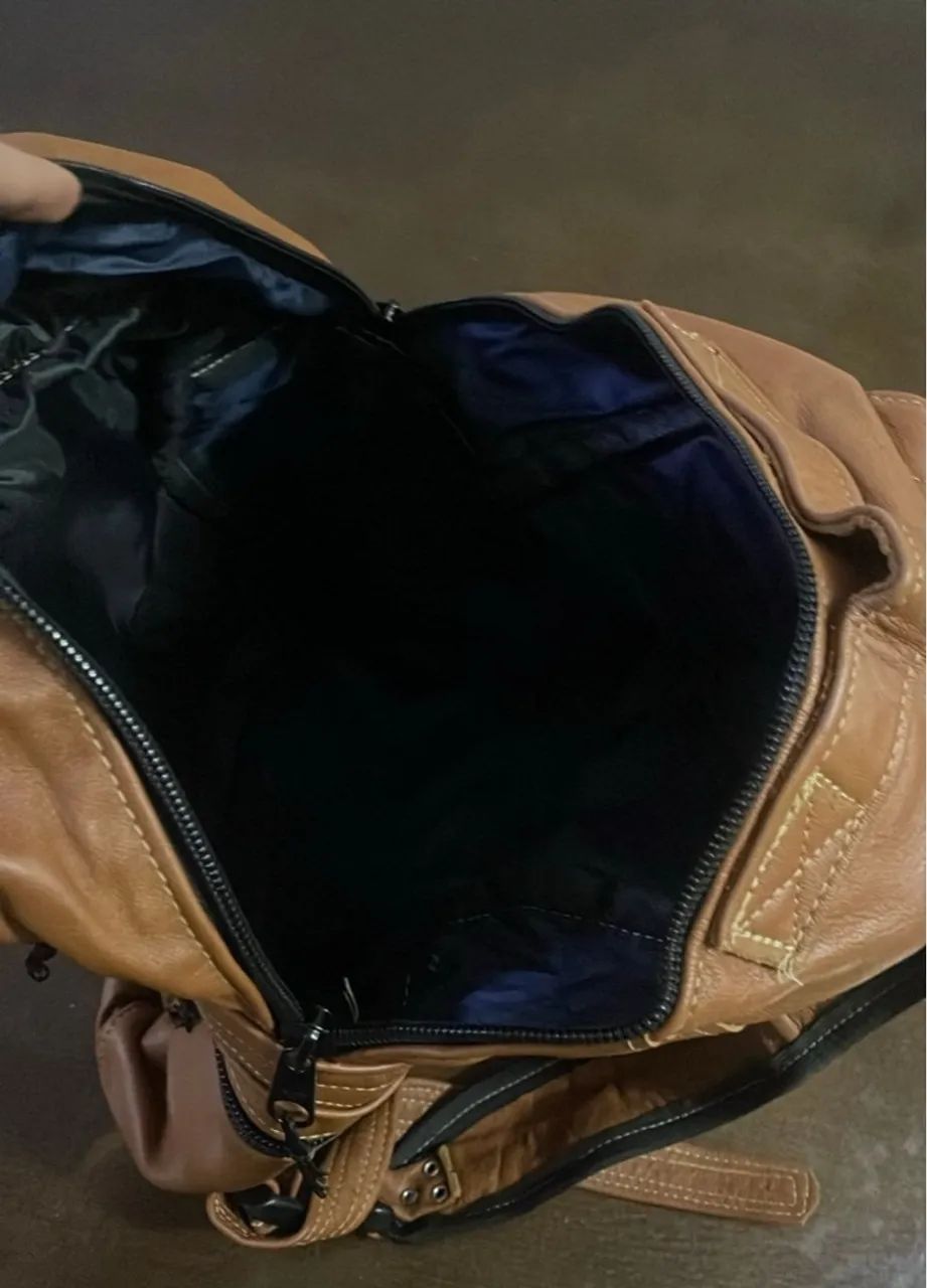 Mochila de Couro Marrom com Detalhes em Zíper - Foto 5