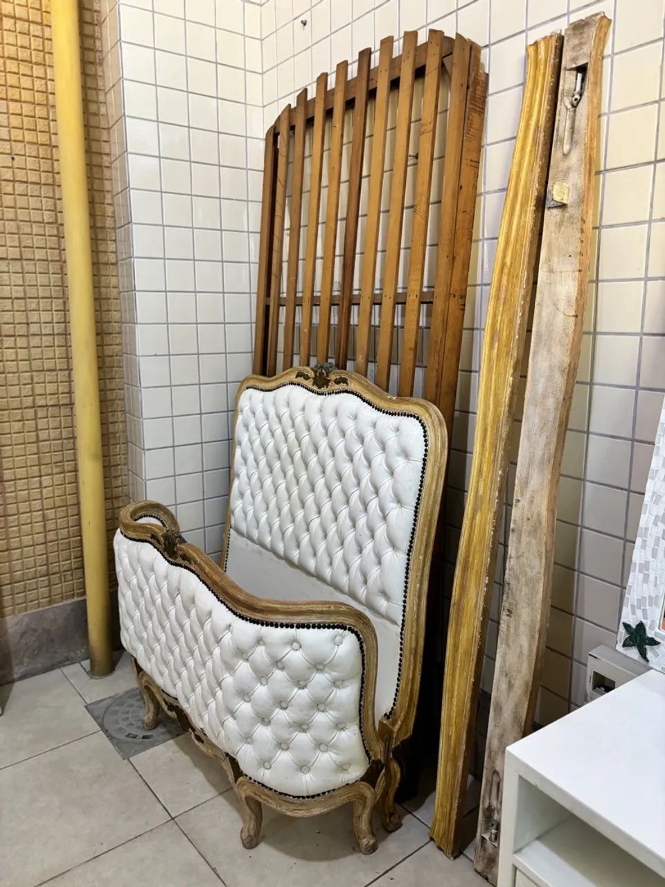 Cama de viúva antiga entalhada em madeira de lei maciça ao estilo francês Louis XV
