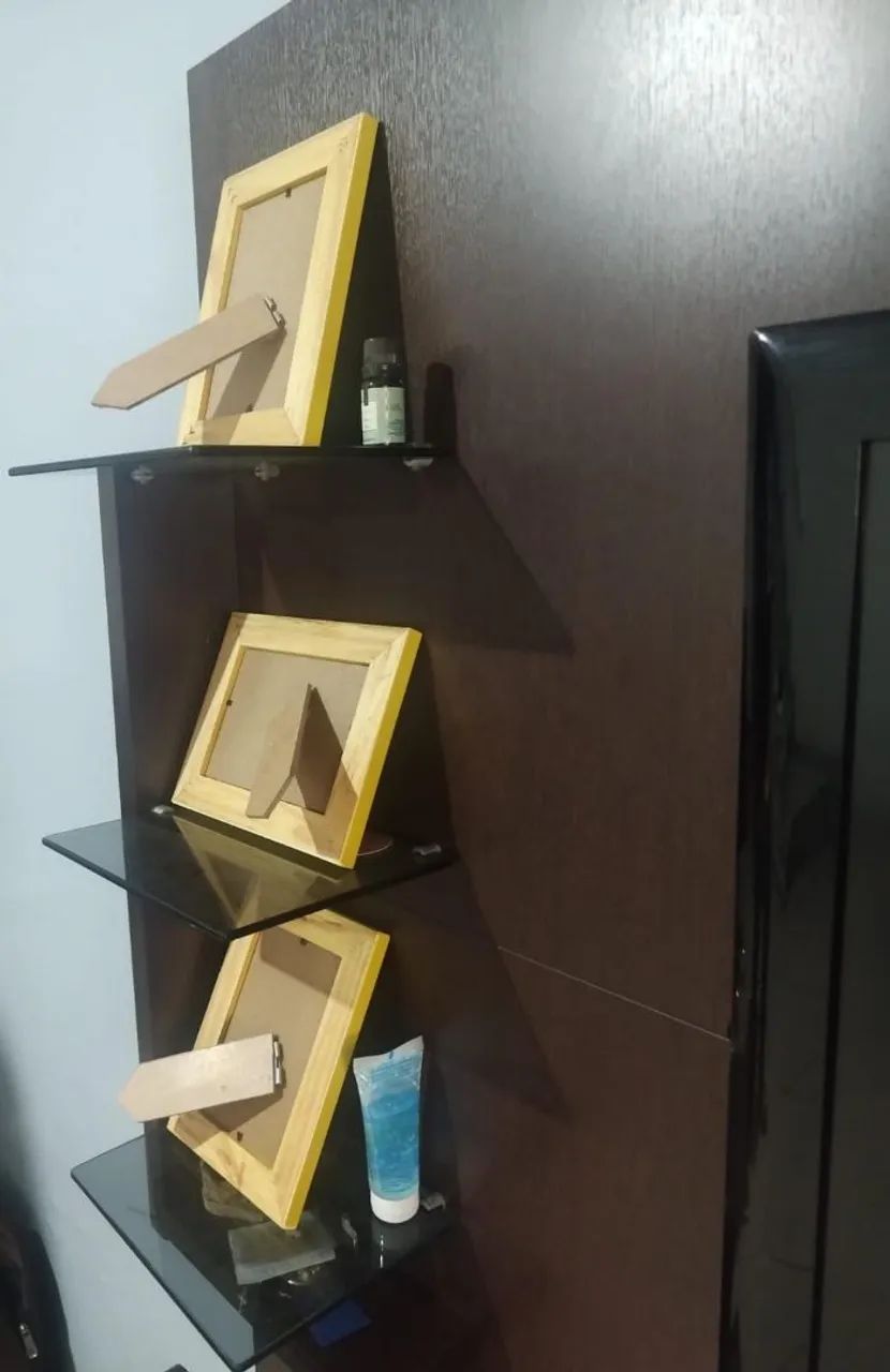 Rack de TV + Painel em madeira com prateleiras de vidro - Foto 3