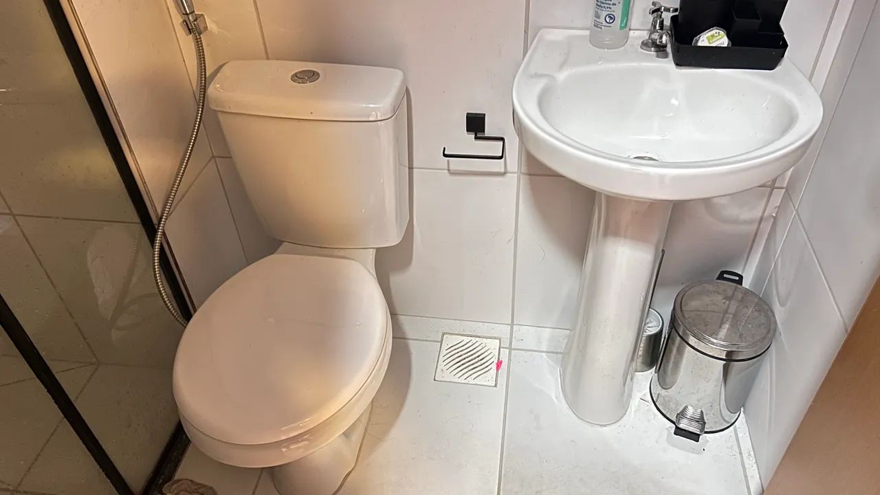 Vaso sanitário acoplado com pia de coluna - Foto 2