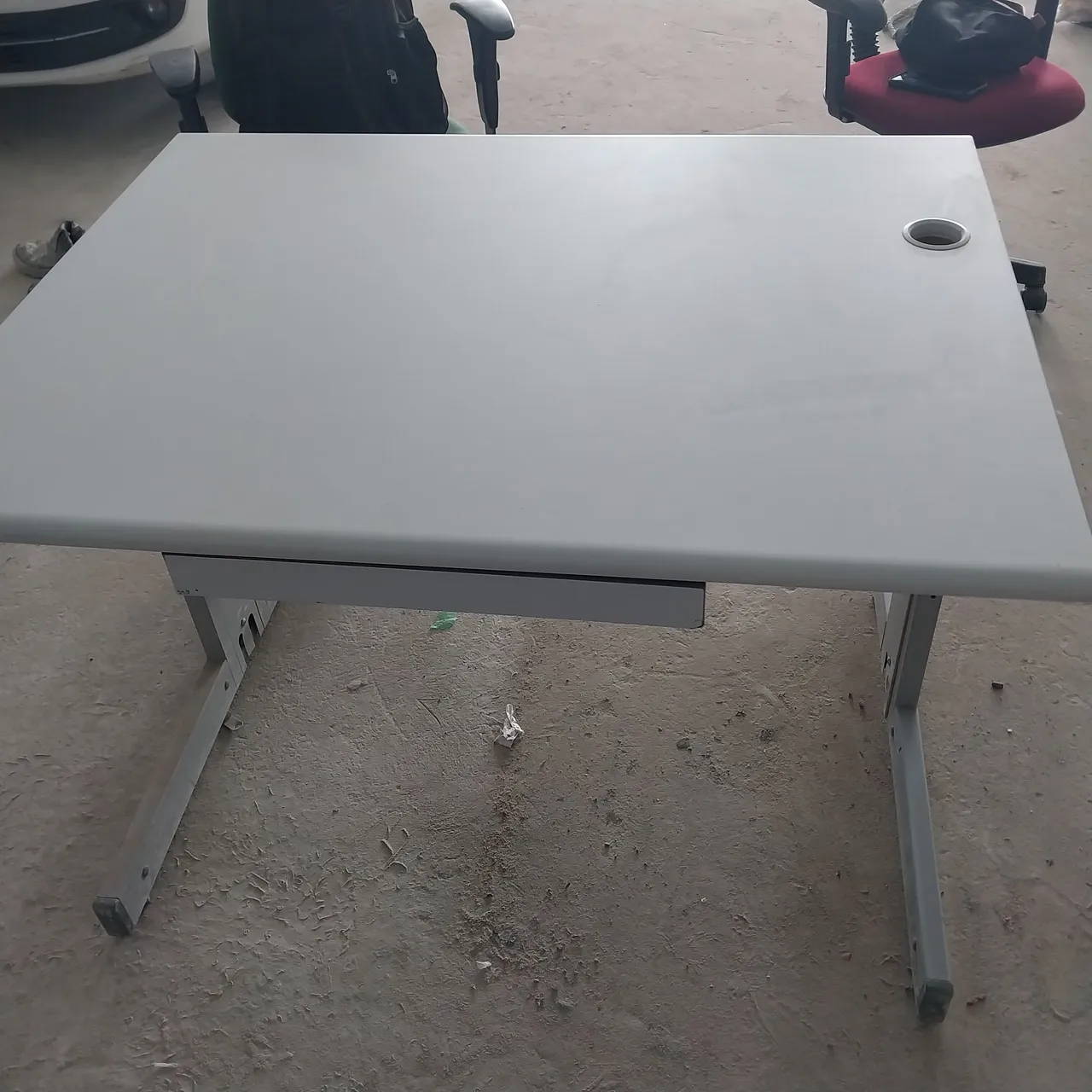 Mesa de escritório cinza com gaveta e passa fios,padrão Bradesco!