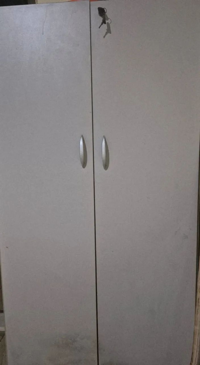 Armário de escritório com chave - pequena avaria