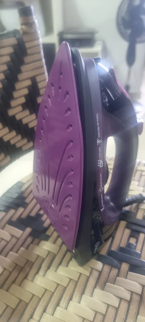 Ferro de passar roupa a vapor Oster - Ótimo estado!