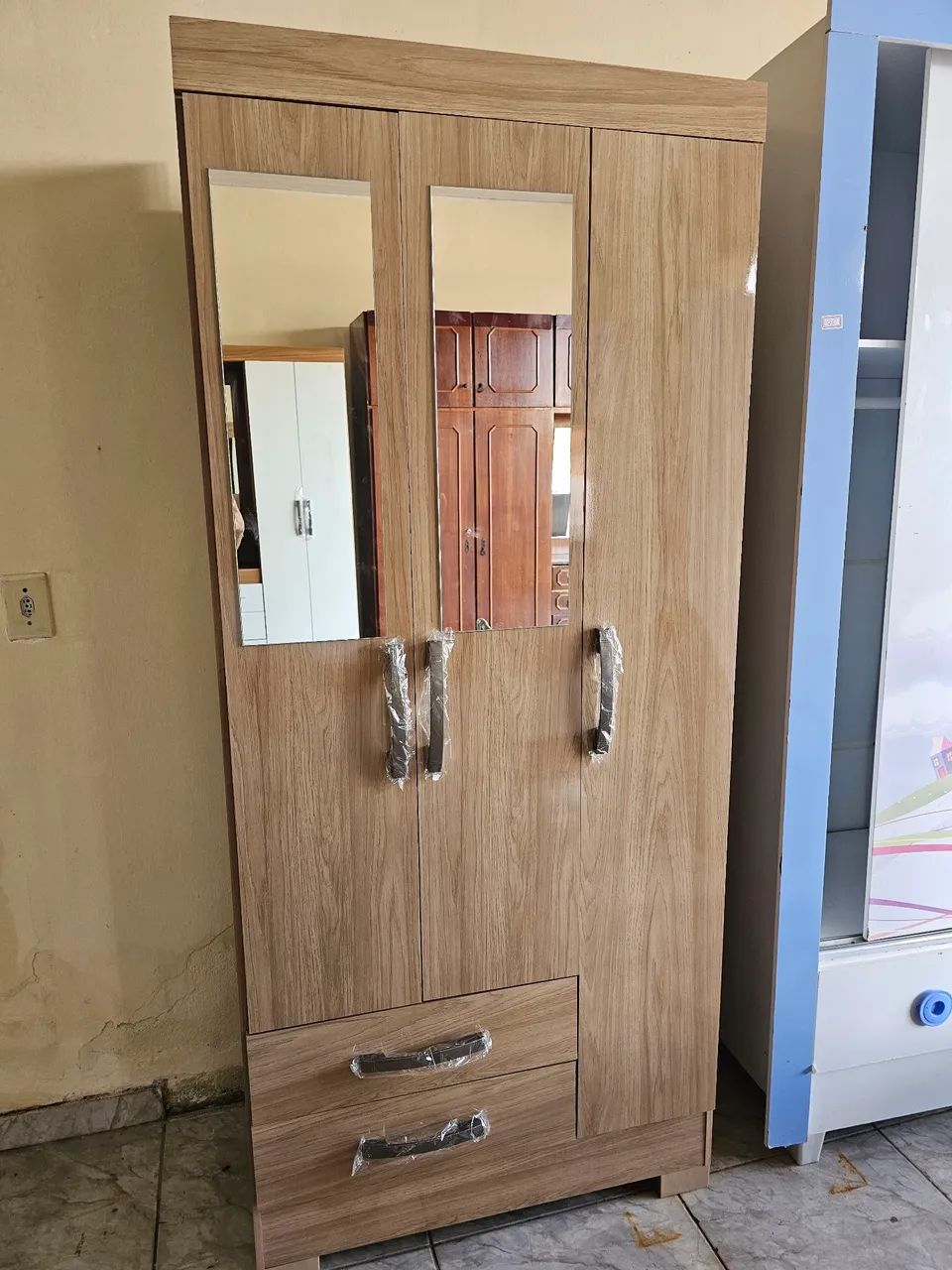 Guarda-Roupa com Espelho novo