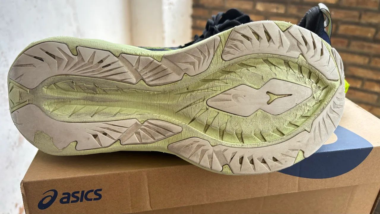 Asics Novablast 4 cor preta n42 - Bom estado - Foto 5