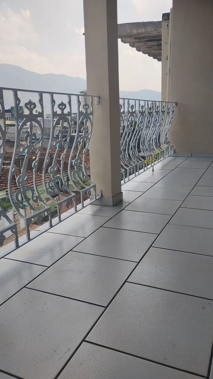Casa 2 quartos com suite ,Varanda e com energia solar no centro de Nilópolis.