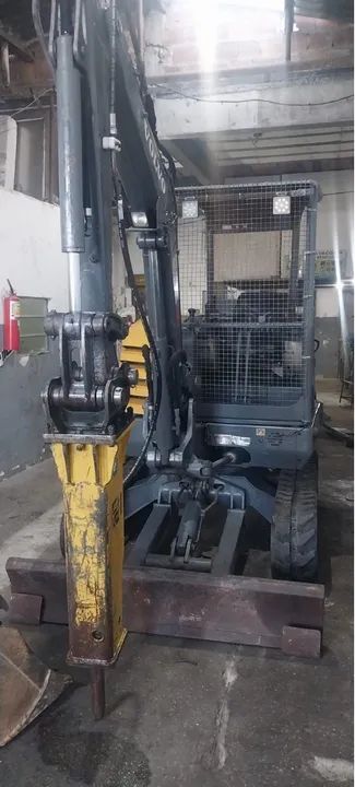 Mini escavadeira Volvo com martelo hidráulico