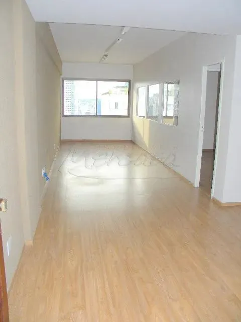 SALA COMERCIAL CENTRAL, SUPER BEM LOCALIZADA NA RUA COMENDADOR ARAÚJO.FACE NORTE - ENSOLAR