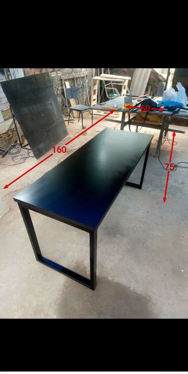 Mesa de escritório preta com design moderno