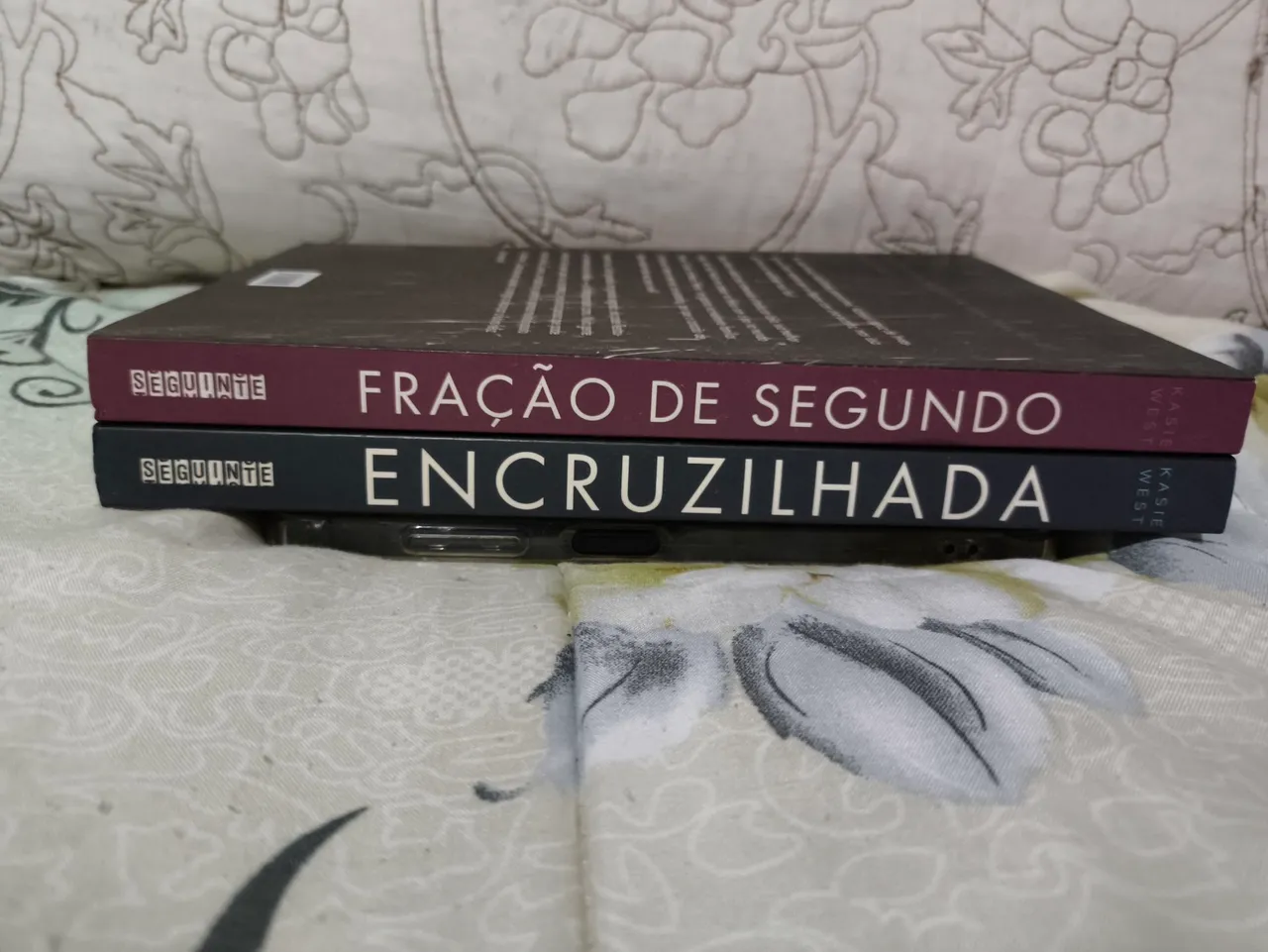 Livros 'Fração de Segundo' e 'Encruzilhada' - Kasie West