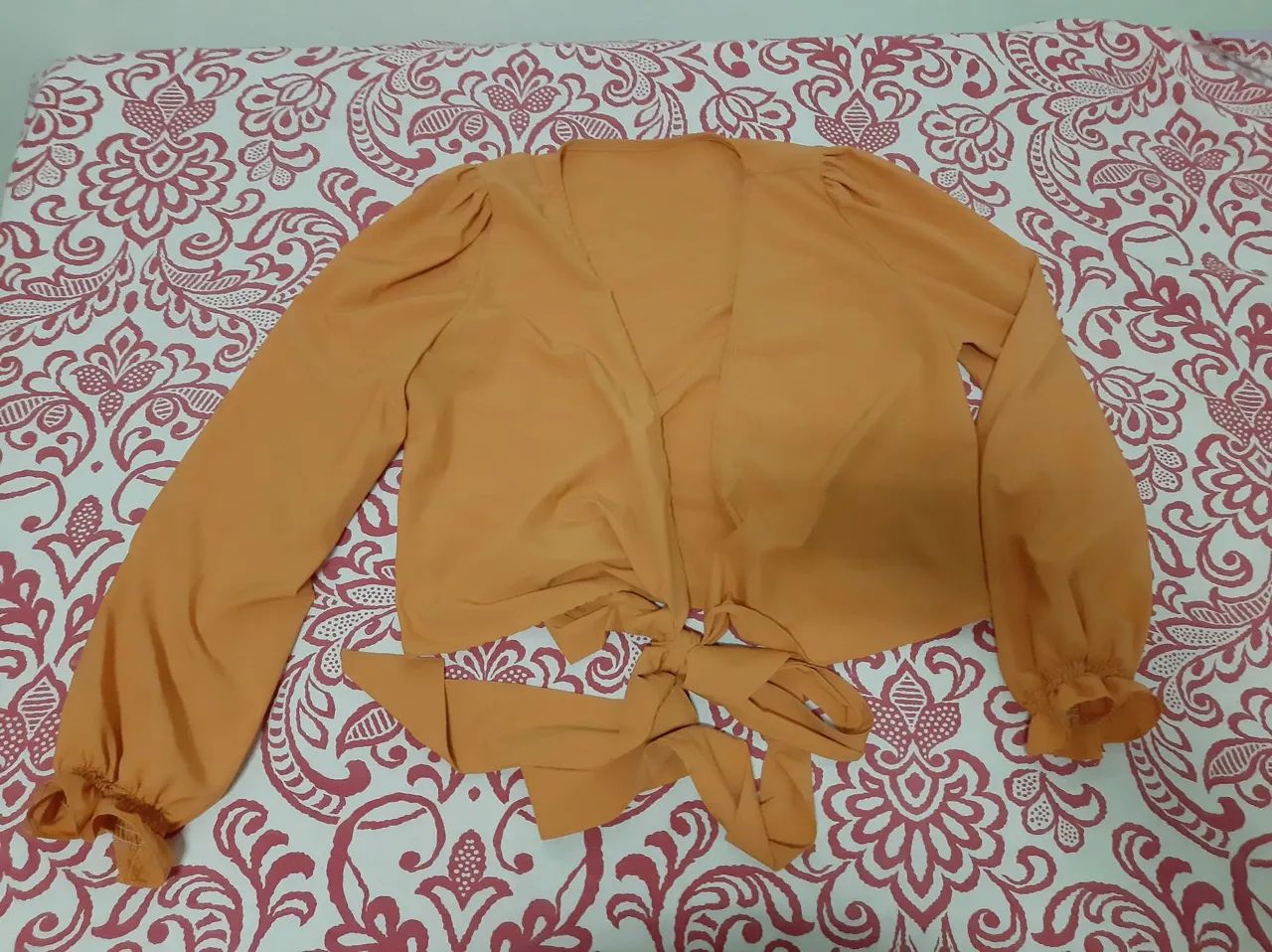 Blusa transpassada mostarda com manga bufante - Foto 3