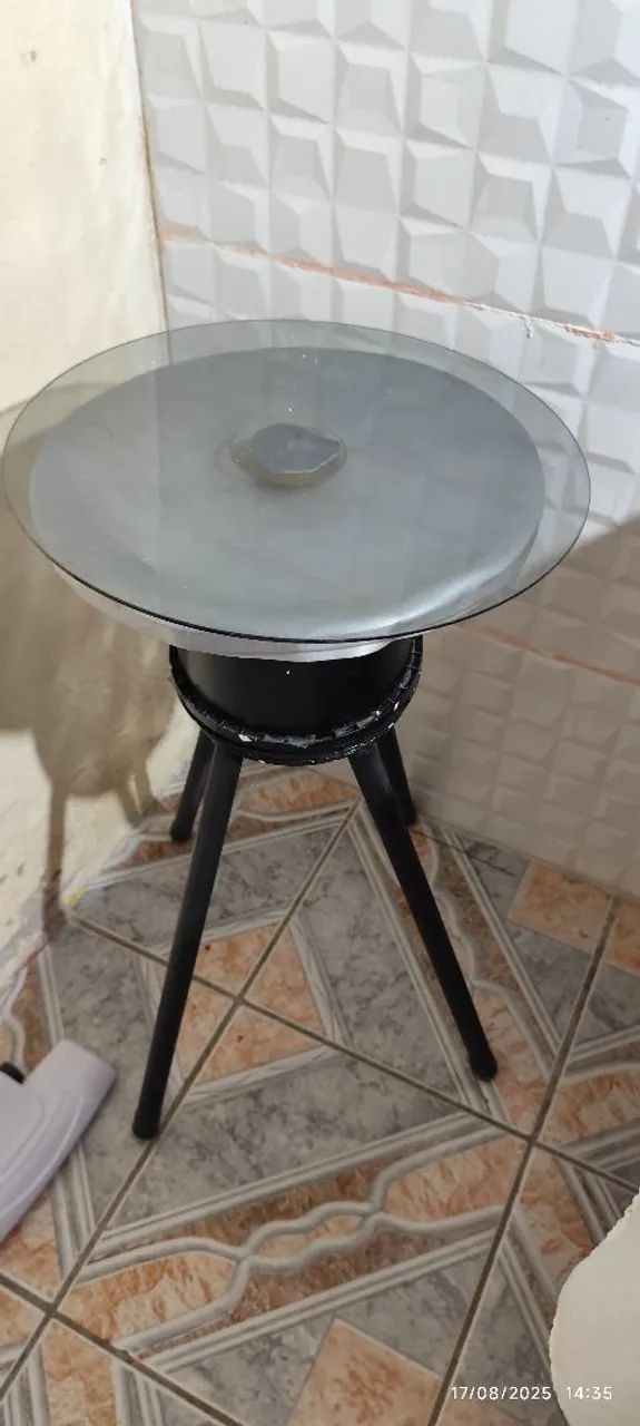 Mesa redonda com tampo de vidro e pés tripé - Foto 2