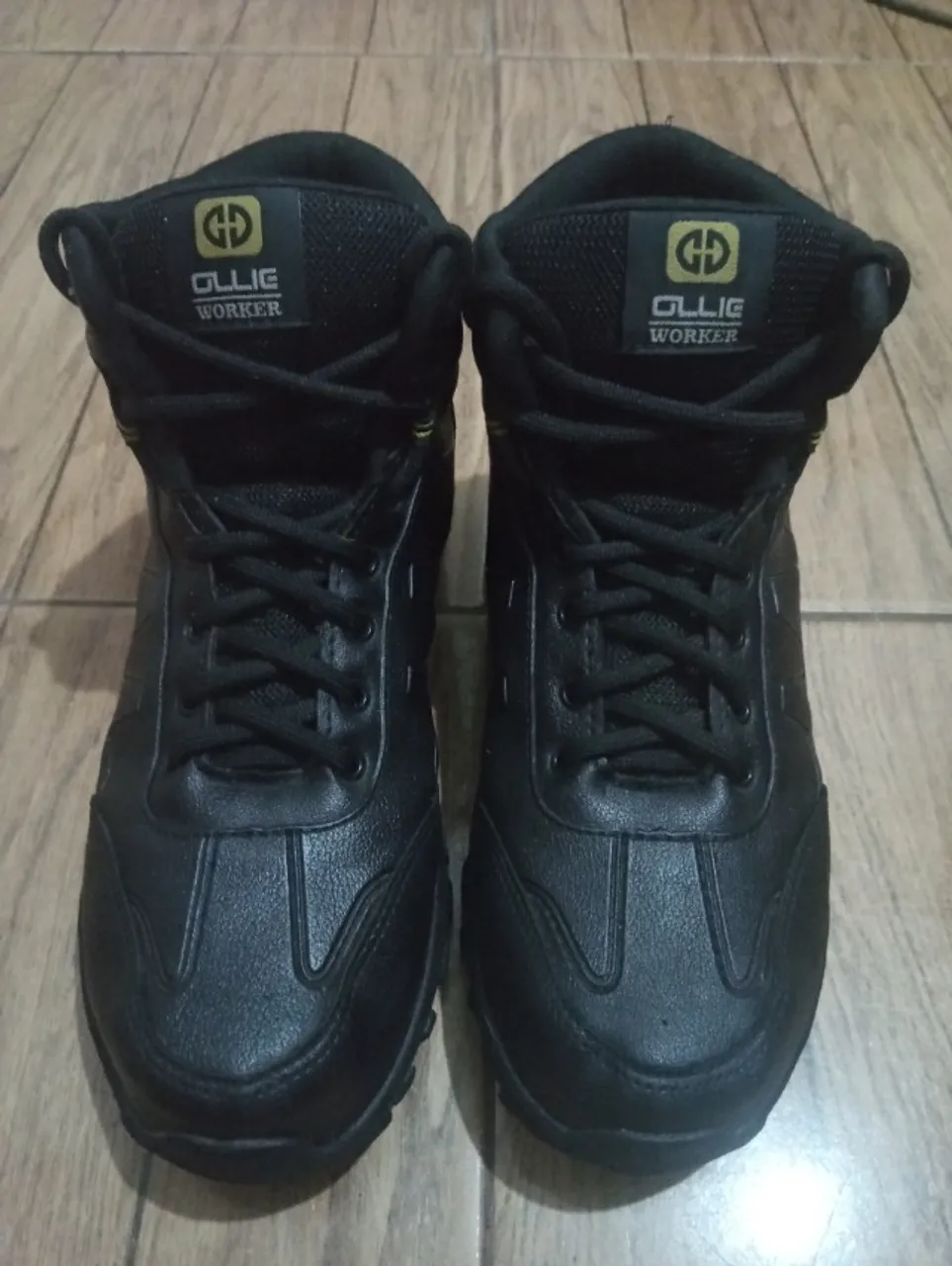 Bota Profissional Ollie Worker - Tamanho 41 | Semi-nova Valor: R$ 340,00 Produto em e