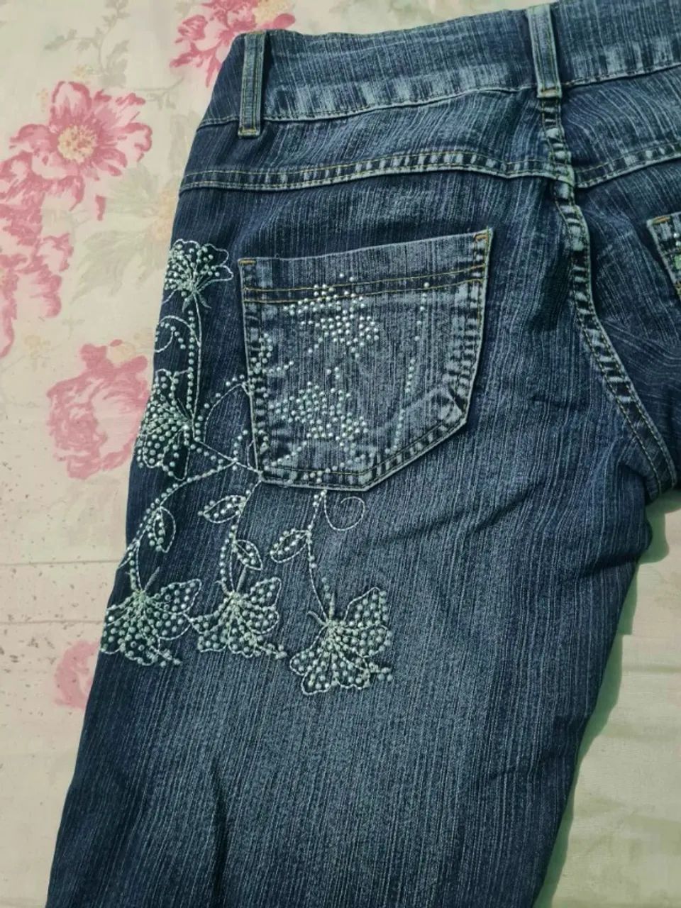 Calça Jeans Azul Lavado - 38 - Com Strass Laterais - Foto 3