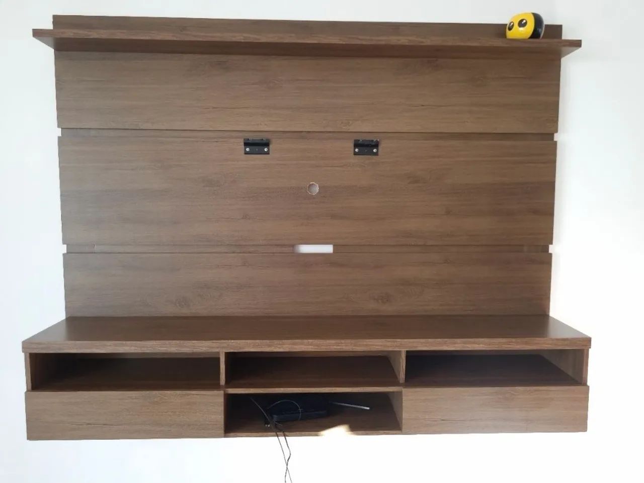 Painel de TV Suspenso com Prateleira e Nichos ( feito sob encomenda)