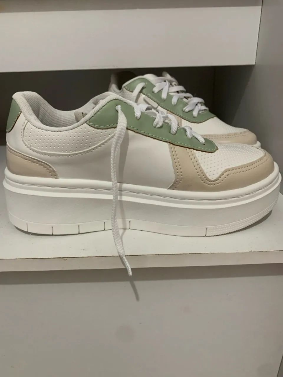 Tênis plataforma branco com detalhes em verde e bege