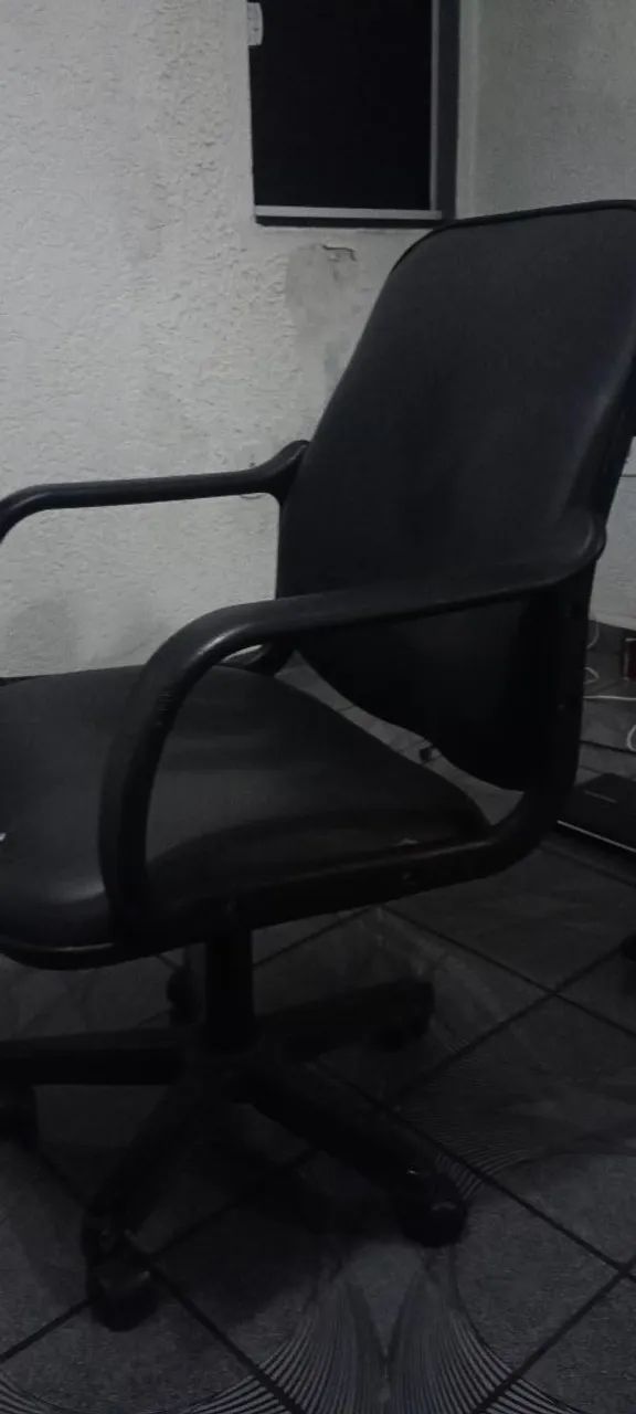 VENDA URGENTE MOTIVO DE VIAGEM. Cadeira de Escritório Giratória Preta