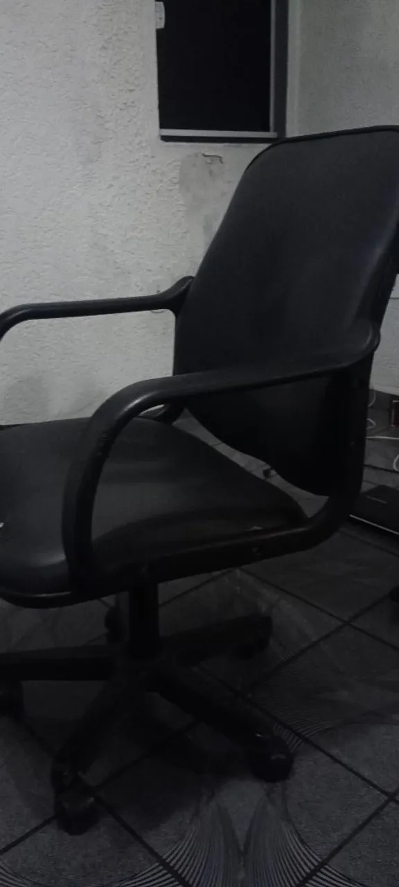 VENDA URGENTE MOTIVO DE VIAGEM. Cadeira de Escritório Giratória Preta